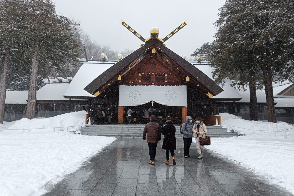 В Японии туристы убирают снег за свои деньги Туризм в Саппоро